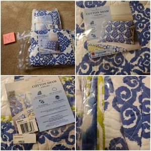 2 pillow shams white, blue and green new